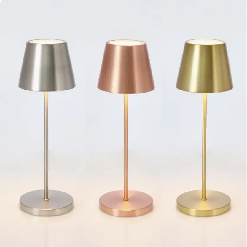 LAMPADA ETNA DA TAVOLO LED A BATTERIA DIVERSI COLORI CM 38H CON BASE DI RICARICA
